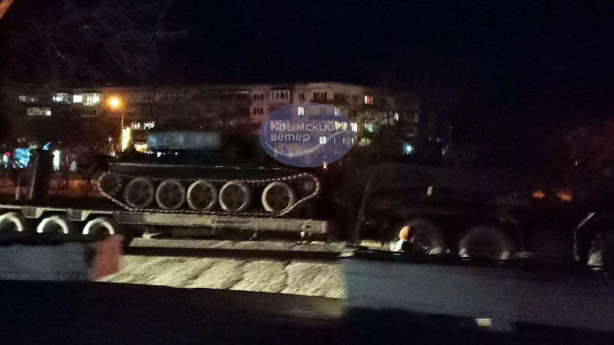 В окупованому Криму зафіксували перевезення танків